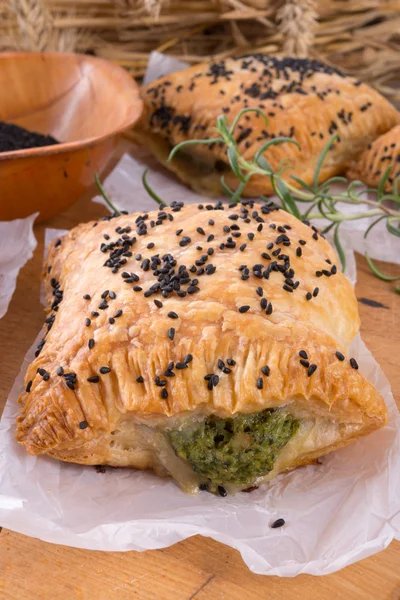 Puff pastry with spinach filling and black cumin — Stock Photo, Image