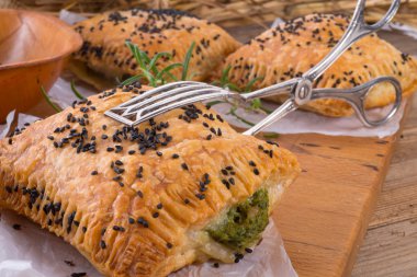 ıspanak doldurma ve siyah kimyon ile pasta puf