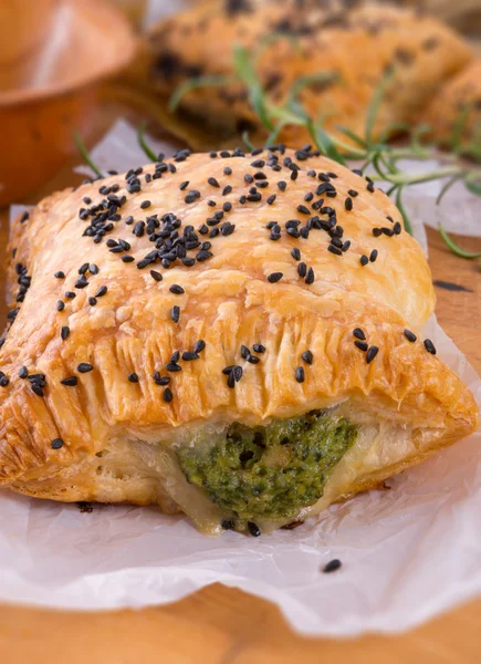 Puff pastry with spinach filling and black cumin — Stock Photo, Image