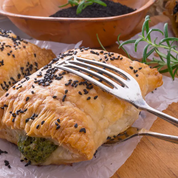 Pâte feuilletée aux épinards et cumin noir — Photo