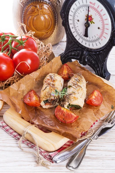 Poitrine de poulet aux épinards, tomates cuites au four et herbes — Photo