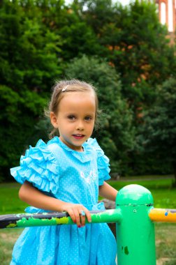 Çocuk parkındaki küçük kız