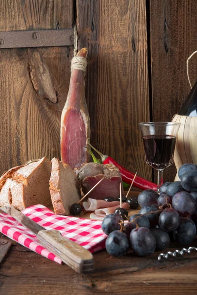 Ham, wijn en brood — Stockfoto