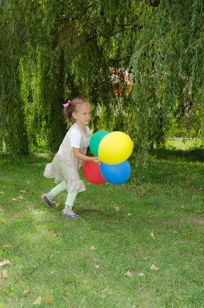 Niñas pequeñas con globo aéreo —  Fotos de Stock