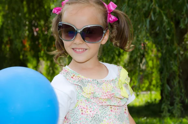 Små flickor med antenn ballong — Stockfoto