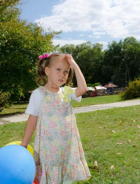 空中气球的小女孩 — 图库照片