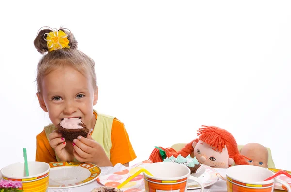 Kleine Mädchen und Muffin — Stockfoto