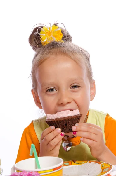 Kleine Mädchen und Muffin — Stockfoto
