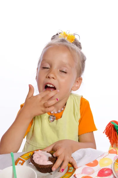 Kleine Mädchen und Muffin — Stockfoto