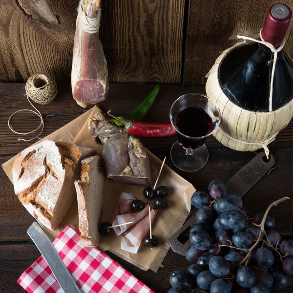 Ham, wijn en brood — Stockfoto