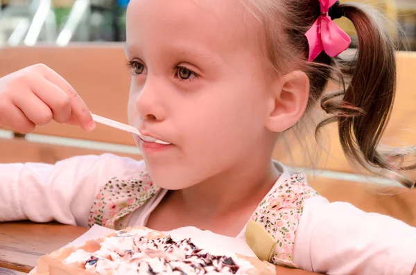 Little girl eating waffles — Stock Photo, Image