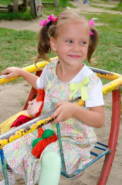 Дівчинка на дитячому майданчику — стокове фото
