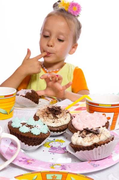 Small girl and muffin — Stock Photo, Image