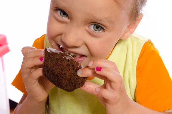 Liten flicka och muffin — Stockfoto