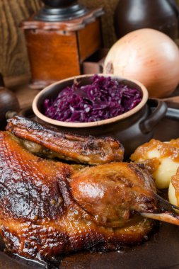 köfte ve erik turşusu ile ördek