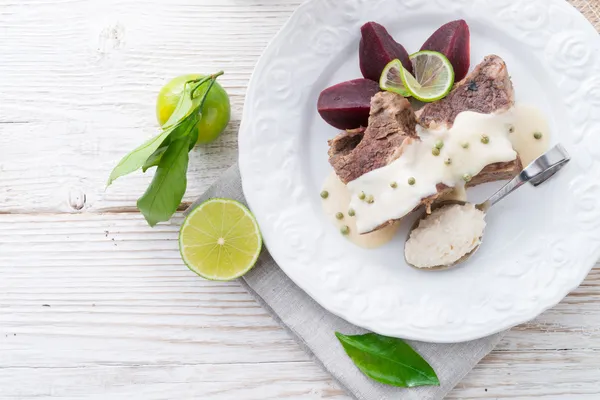 Rundvlees met rode biet en mierikswortel saus — Stockfoto