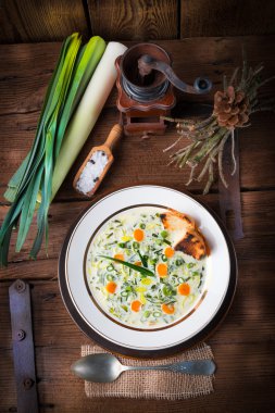 pırasa peynir çorbası