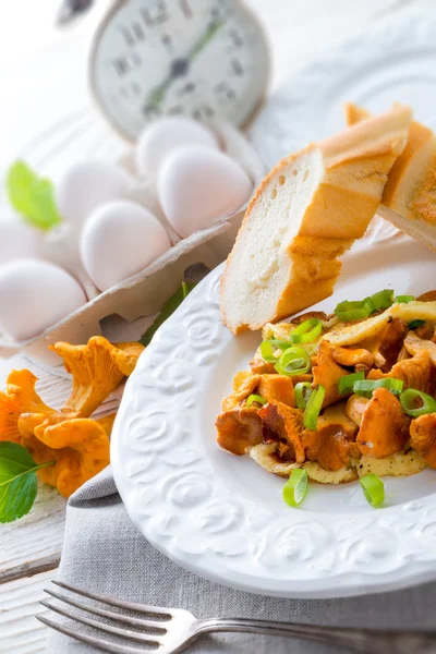 Have breakfast omelette with chanterelles — Stock Photo, Image