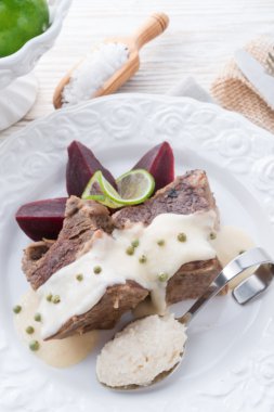 pancar ve horseradish sos ile sığır eti