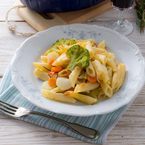 Cazuela de pasta con verduras —  Fotos de Stock
