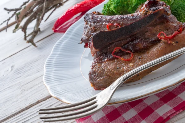 Grilled ones rib with broccoli — Stock Photo, Image