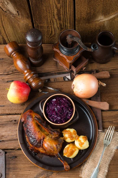 Eend met knoedels en ingemaakte pruim — Stockfoto