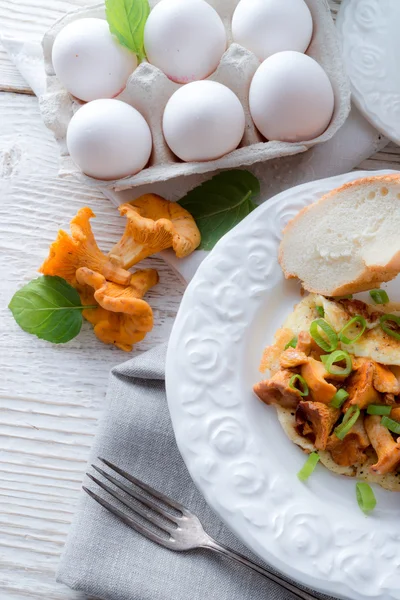 Have breakfast omelette with chanterelles — Stock Photo, Image