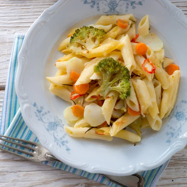 Caçarola de macarrão com legumes — Fotografia de Stock