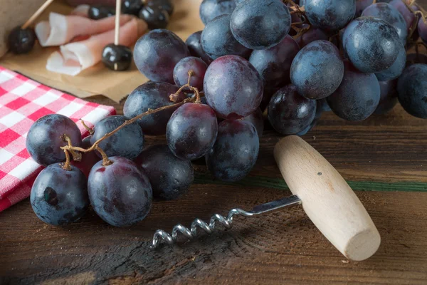 Presunto para cachos de azeitona de uvas — Fotografia de Stock