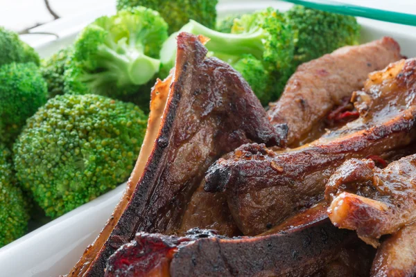 Grilled ones rib with broccoli — Stock Photo, Image