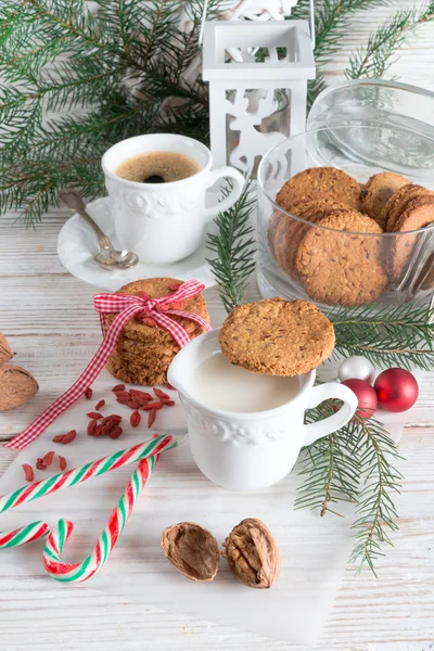 Noel Baba için süt ve kurabiye. — Stok fotoğraf