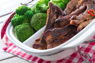 olanları brokoli ile kaburga ızgara