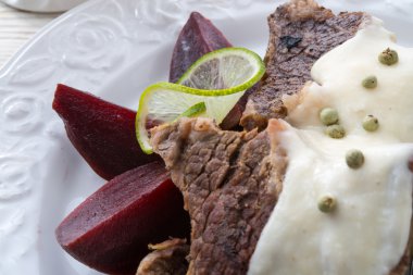 pancar ve horseradish sos ile sığır eti