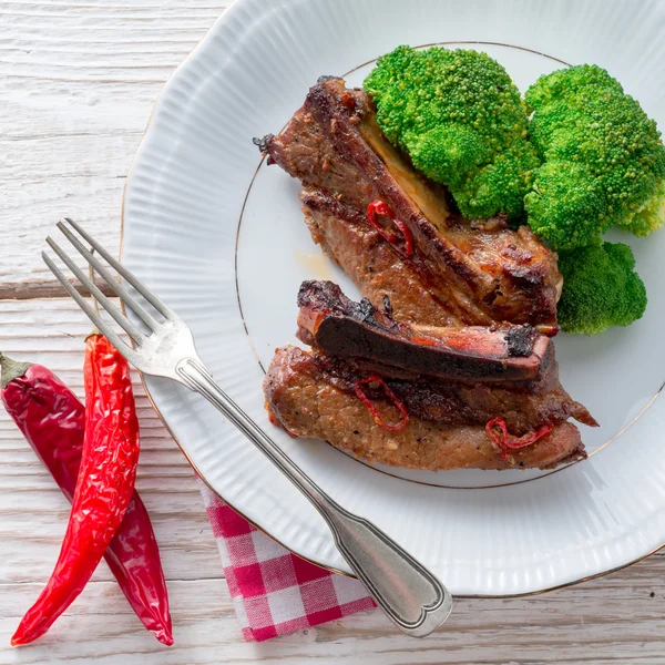 Costilla a la parrilla con brócoli — Foto de Stock