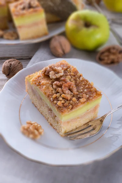 Strudel aux pommes avec pouding à la vanille et noix — Photo