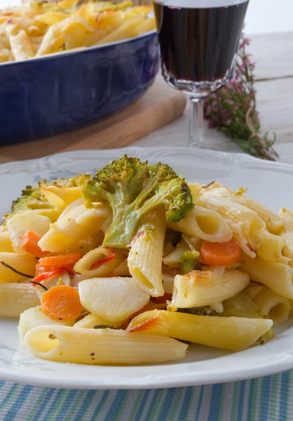 Cazuela de pasta con verduras —  Fotos de Stock