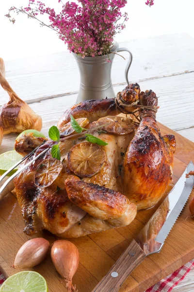 Жареные цыплята с имбирем и лаймовым маринадом — стоковое фото
