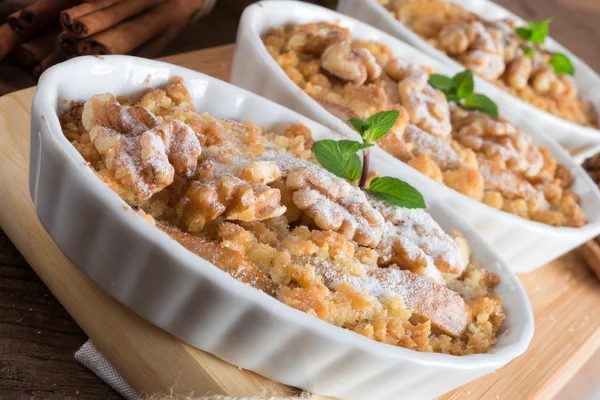 Bolo streusel de noz de maçã — Fotografia de Stock