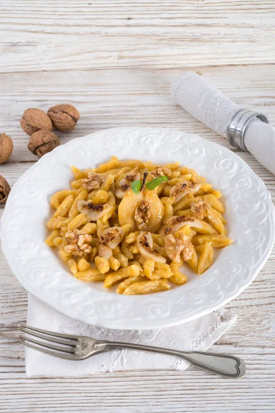 Söta dumplings med päron och farinsocker — Stockfoto