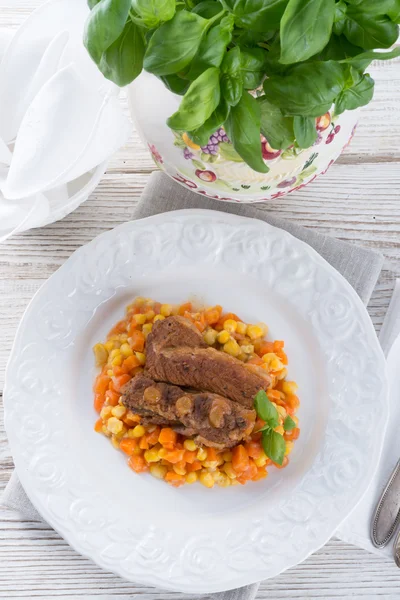 Ribs with carrots and maize — 图库照片
