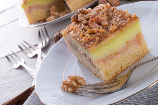 Apfelstrudel med vanilj pudding och nötter — Stockfoto