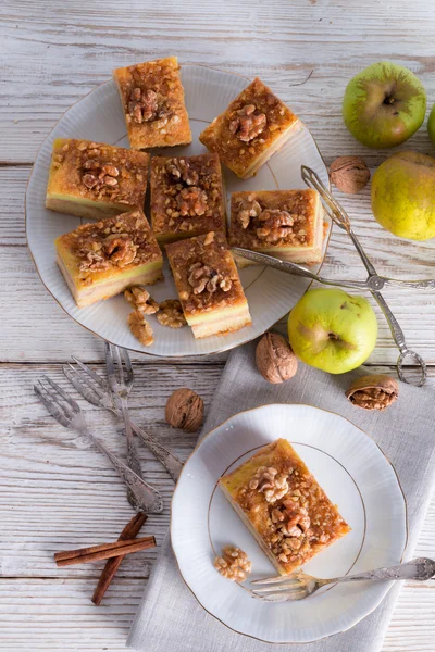 Apfelstrudel mit Vanillepudding und Nüssen — Stockfoto