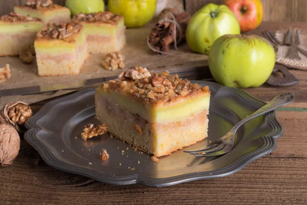 Strudel aux pommes avec pouding à la vanille et noix — Photo