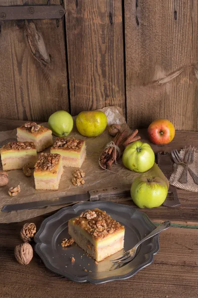 Strudel aux pommes avec pouding à la vanille et noix — Photo