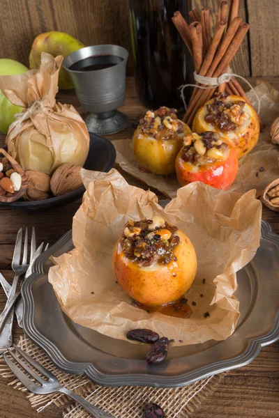 Manzana con relleno de caramelo de nuez — Foto de Stock