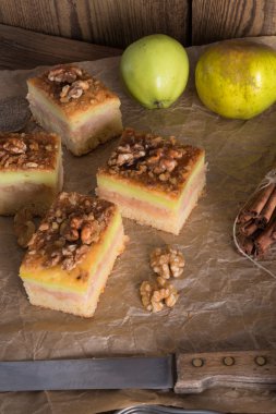 vanilyalı puding ve fındık ile Apple strudel