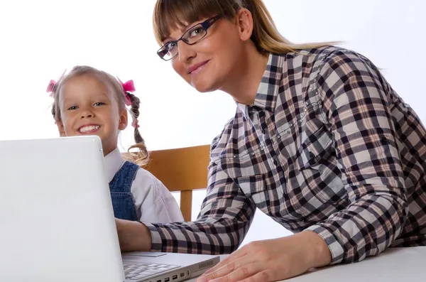 Madre e hija en el ordenador — Foto de Stock