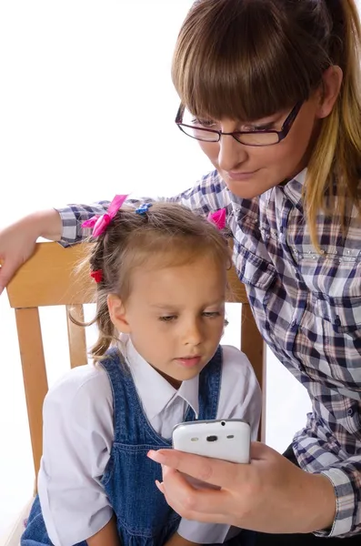 Madre e hija con teléfono móvil — Foto de Stock