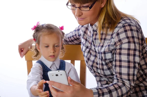 Madre e figlia con cellulare — Foto Stock