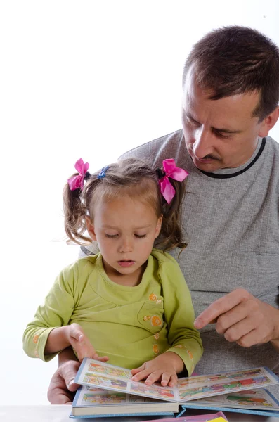 Père avec fille en lecture — Photo